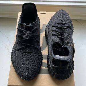 NWT Yeezy boost 350 V2 men’s tennis shoe size US 11.5. Black. Never worn. Adidas